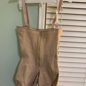 Shapewear strapless with removable straps w/zip very comfortable rarely used.